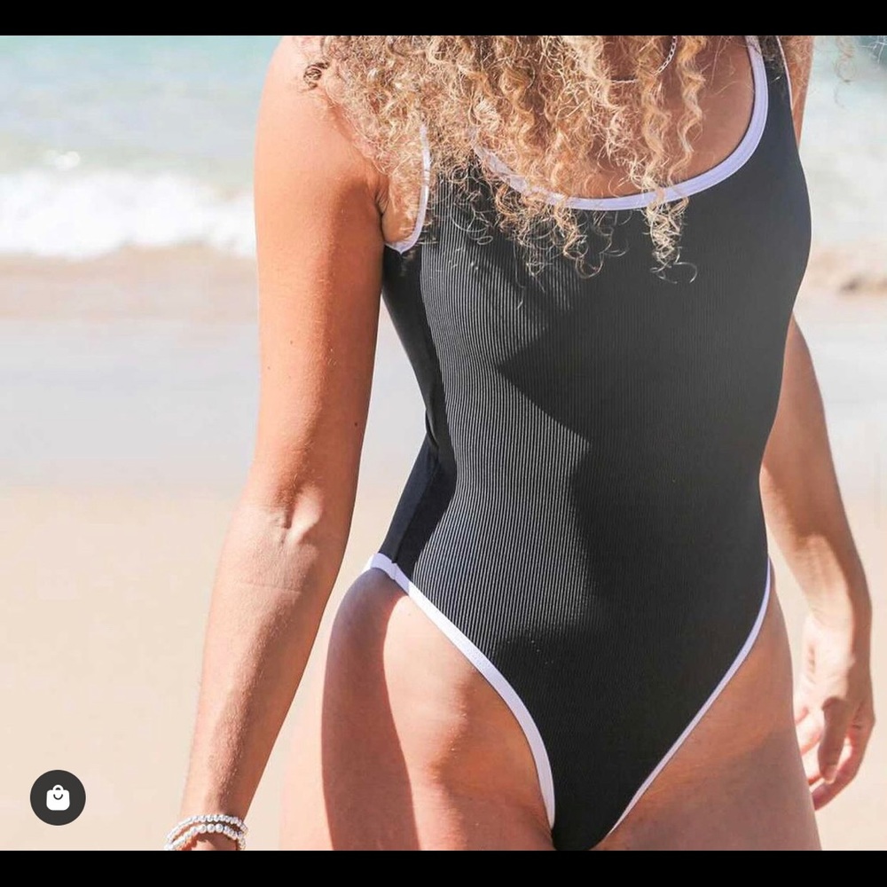 Lain snow bathing suit never worn size xxl black